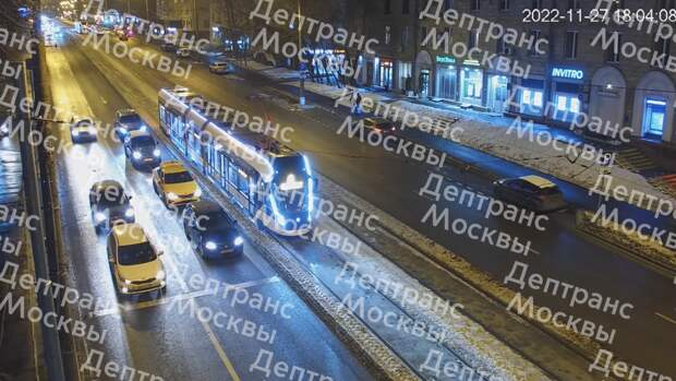 В Москве машина выехала на тротуар и наехала на пешеходов на улице Свободы