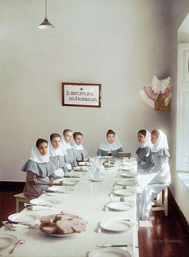 25. Сестры милосердия в столовой, 1900-е время, россия, фотография, цвет