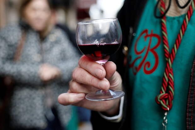 Кардиолог предупредила женщин о последствиях одного бокала вина в день