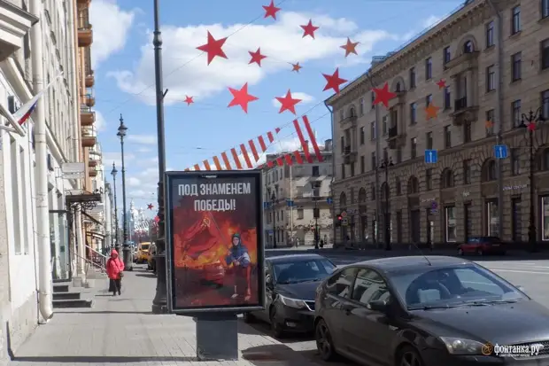 Петербургу явилось 100 образов бабушки с красным флагом. Кто заплатил за акцию под 10 млн рублей