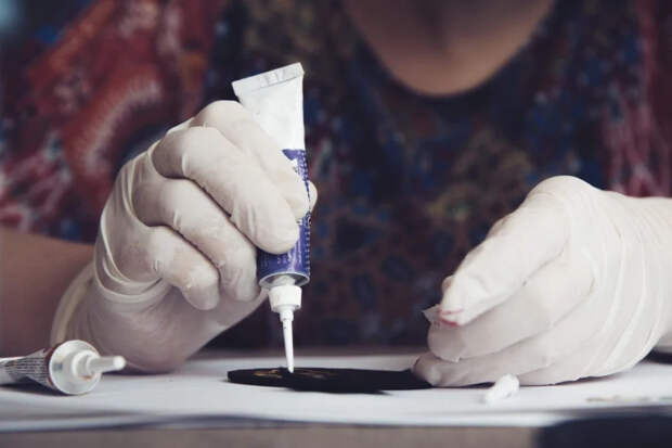 Секундный клей схватывается слишком быстро? Сделайте его гелевым за минуту