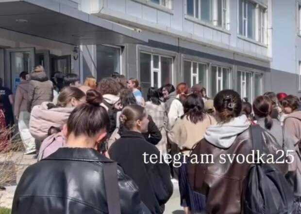 Дважды за день: студентов ДВФУ эвакуировали с учебного корпуса