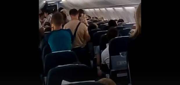 На Кипре полиция вынесла из самолета Ларнака — Петербург нетрезвую пассажирку, — очевидцы