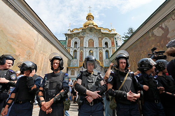 Interior Ministry members stand guard near the Kiev Pechersk Lavra monastery on the day of the election of the Primate of the Ukrainian Orthodox Church of the Moscow Patriarchate, in Kiev 