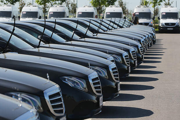 Автомобили Mercedes-Benz Е класса на территории конгрессно-выставочного центра "Экспофорум" во время подготовки к Петербургскому международному экономическому форуму 2016. Руслан Шамуков/ТАСС