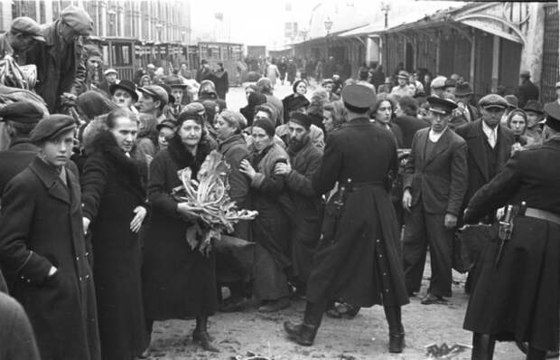 Польские полицейские арестовывают евреев на рынке в Варшаве. Сентябрь-октябрь 1939