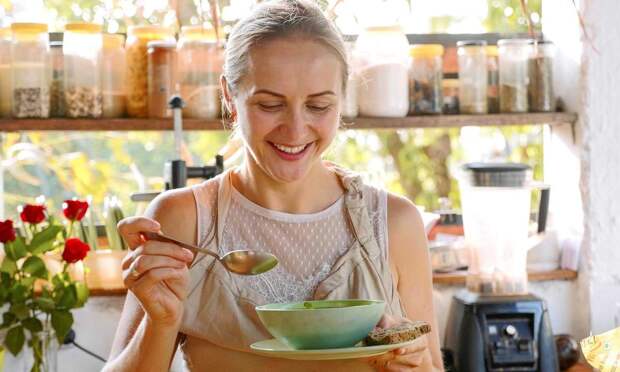 Как запустить пищеварение без аптечных ферментов: 5 советов врача-гастроэнтеролога