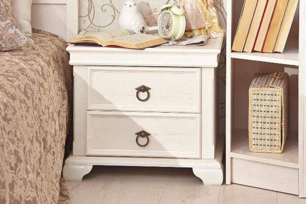 Прикроватные тумбы для спальни: есть ли в них необходимость (95 фото)