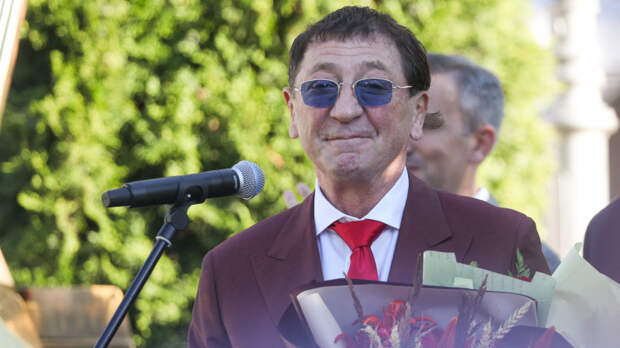 «Хочу тебе сдаться»: как 18-летняя Аврора Киба вскружила голову Лепсу