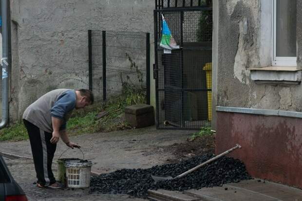 Вот так выглядит жизнь простых поляков... топят квартиры углем.