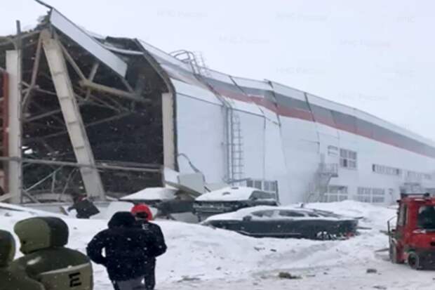 В Липецкой области под завалами завода "Моторинвест" спасатели ищут рабочих