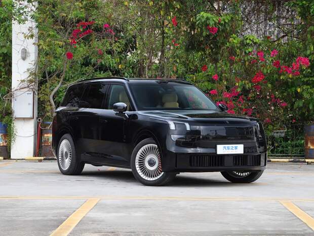 5 мест, 734 л.с., полный привод и 1363 км на баке бензина