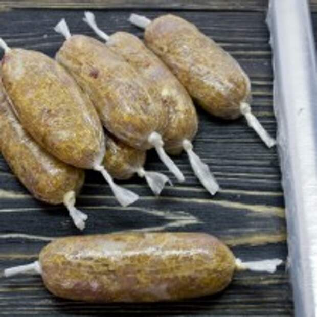 Закручиваем из фарша сосиски