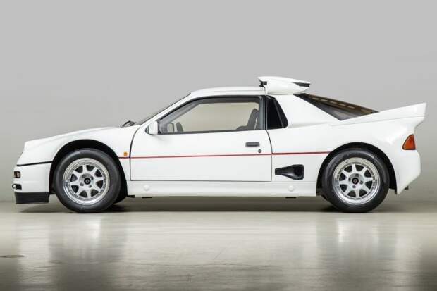 Ультра-редкий гоночный Ford RS200 Evolution из 80-х
