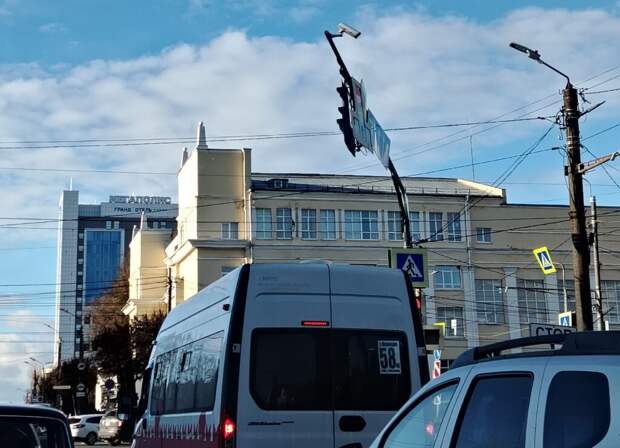 В Смоленске на проспекте Гагарина сильный ветер развернул светофор