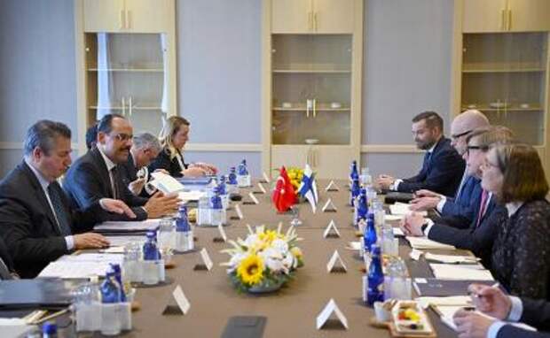 На фото: официальные лица Финляндия встретилась с турецкими коллегами в Анкаре, чтобы преодолеть сильные возражения Турции против заявок стран Северной Европы на вступление в НАТО.