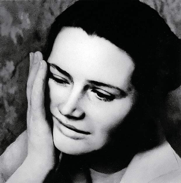 Валентина Гагарина. 12 апреля 1961-го. Василий Песков сделал этот снимок в минуту, когда по радио объявили: «Космический корабль «Восток» пошел на посадку». Фото: из книги В. Пескова «Шаги по росе»