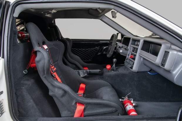 Ультра-редкий гоночный Ford RS200 Evolution из 80-х