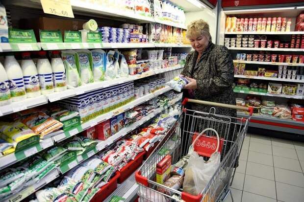 Они прячут молочные продукты в глубине магазина market, магазин, общество, супермаркет, торговля