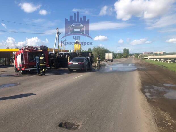 Грузовик устроил аварию на Северном шоссе в Красноярске и упал на бок