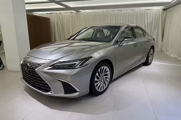 Lexus представил обновленный седан ES с доработанным салоном