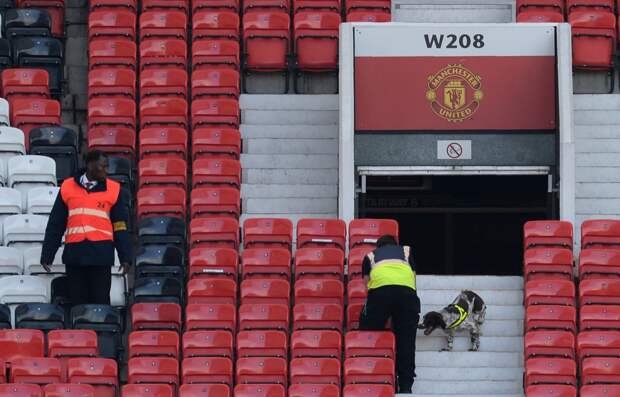 Les tribunes d'Old Trafford ont dû être évacuées en raison d'un colis suspect.