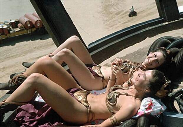 Кэрри Фишер и ее дублерша принимают солнечные ванны на съемках «Звёздные войны. Эпизод VI Возвращение джедая» голливуд, за кадром, кино, фото