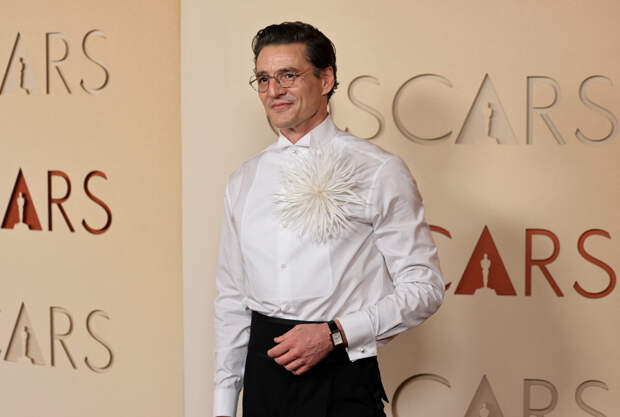 Педро Паскаль взволновал фанатов внешностью без усов на красной дорожке «Оскара»