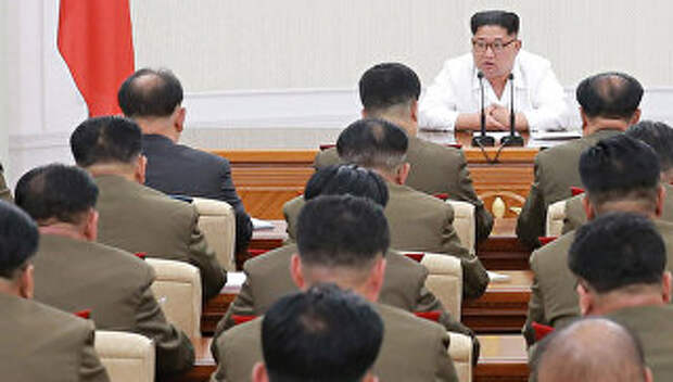 Лидер КНДР Ким Чен Ын на заседании Центральной военной комиссии. 18 мая 2018