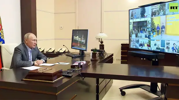 «Борьба с эпидемией сплотила миллионы людей»: Путин отметил роль добровольцев в период пандемии