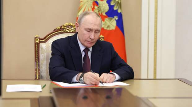 Путин одобрил контроль за доходами и расходами чиновников: новый закон призван обеспечить прозрачность отчетов