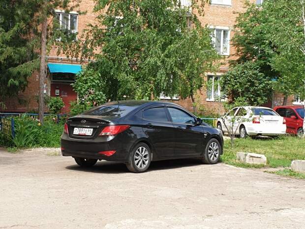 Как можно жить в бараке, и при этом покупать дорогое авто?