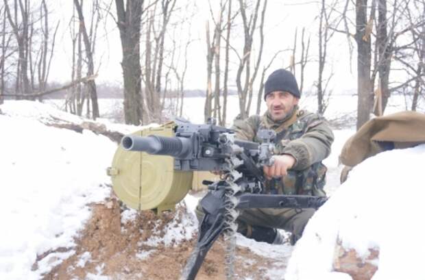 Боец-луганчанин у миномета АГС-17 на блокпосту за Славяносербском. Дальность стрельбы орудия — 1,7 километра