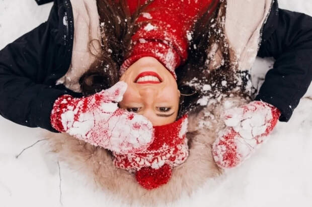 Врач Хухрев рассказал об опасности поедания снега на улице