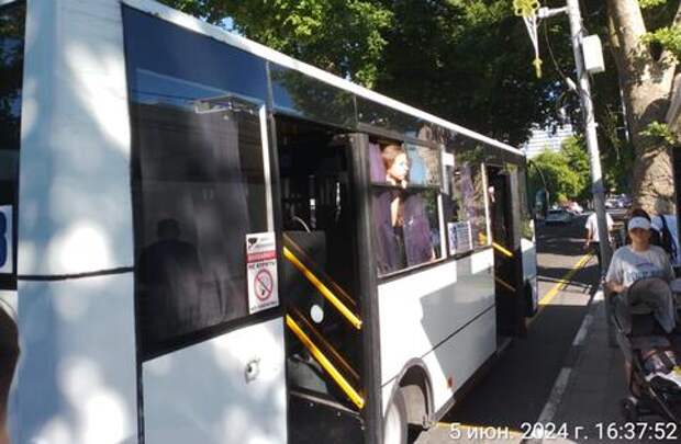 «Наведите порядок»: общественники в Сочи обратились в федеральные Минтранс и Роспотребнадзор из-за дикой жары в местных автобусах