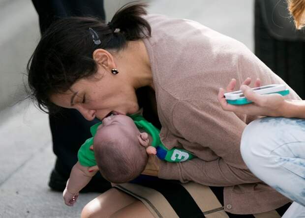 2. Женщина делает искусственное дыхание своему пятимесячному племяннику сила, фотография