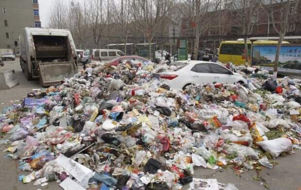 Китайские мусорщики по-своему проучили автомобилиста