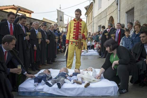 Зачем испанцы наряжаются демонами и прыгают через младенцев дети, испания, религия, ритуалы