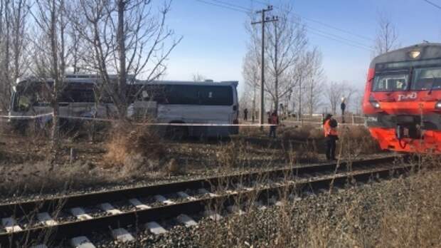 Нарышкино орел электричка. Астрахань авария электропоезда. Знаменск Астраханская область поезд. Столкновение электропоезда на переезде Борисова грива. Аксарайский раон возле Астрахани фото.