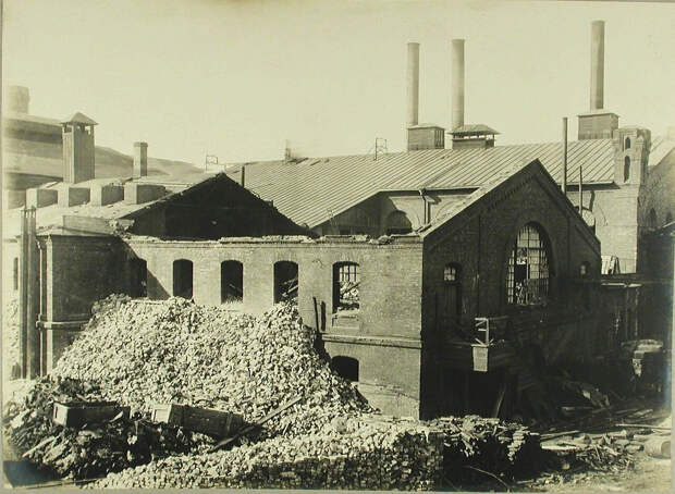 02. Внешний вид одного из цехов завода во время ремонта. 21 октября 1908
