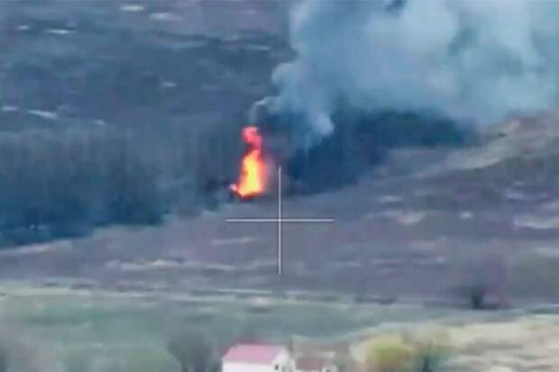 Дрон снял многометровый огненный столб, поднявшийся над украинским Т-72М1