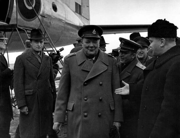 Павлов работает на встрече Черчилля в аэропорту Саки.