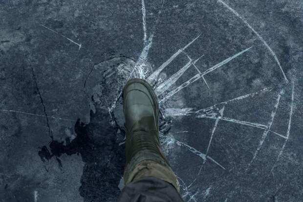 Каковы шансы выжить, если провалился под лед? Как выбраться из воды самостоятельно?