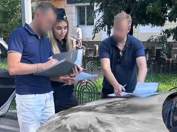 В Ярославле пристав притворился молодоженом, чтобы описать машину должника-ведущего