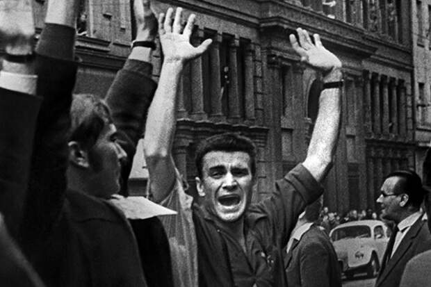 На улицах Праги в дни событий 1968 года в Чехословакии