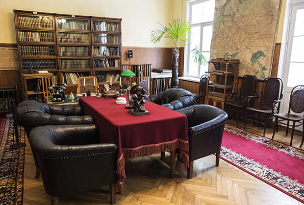 Рабочий кабинет в му­зее «Ка­би­нет и квар­ти­ра В.И. Ле­ни­на в Крем­ле»