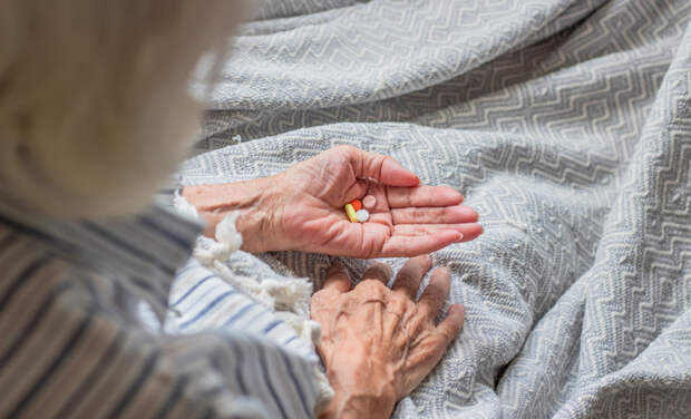 Почти две трети пенсионеров в России пьют пять и более препаратов: чем это опасно