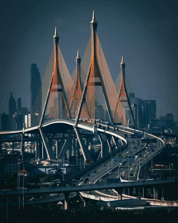 Мост Пхумипон, разработанный известным немецким инженером Гельмутом Хомбергом, стал культовым архитектурным достоянием всего Таиланда. | Фото: pikabu.ru. Мост Пхумипон, разработанный известным немецким инженером Гельмутом Хомбергом, стал культовым архитектурным достоянием всего Таиланда. | Фото: pikabu.ru.