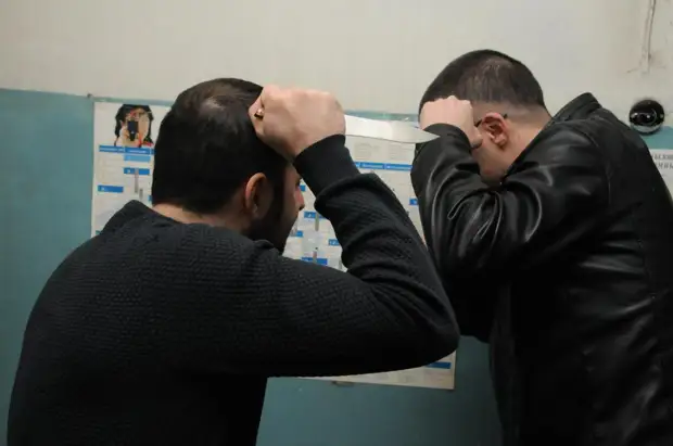 Житель Дзержинска напал с ножом на рабочих, делавших ремонт в соседней квартире