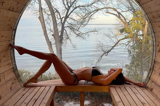 Актриса Нина Добрев снялась в крошечном бикини